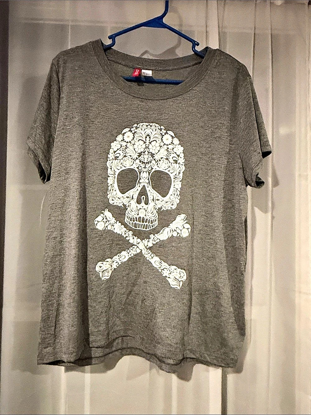 Divided H&M Skull Graphic Tee in Gray Size large Like New